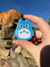 Charger l&#39;image dans la galerie, Pin’s &amp; Magnet - Totoro bleu
