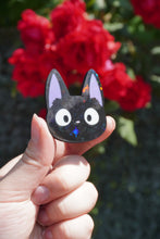 Load image into Gallery viewer, Pin&#39;s Jiji, Magnet Jiji, Pin&#39;s Ghibli, Magnet Ghibli, jiji cat, kiki la petite sorciere, kiki delivery service, Daëlys Art
