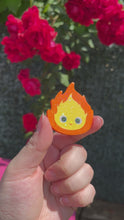 Load and play video in Gallery viewer, Pin&#39;s Calcifer, Pin&#39;s Ghibli, Magnet Calcifer, Magnet Ghibli, Le château ambulant, Howl moving castle, Daëlys Art
